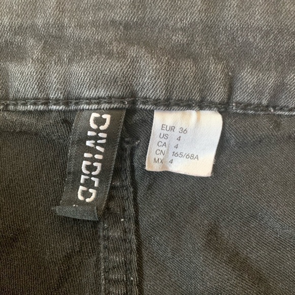 H&M DIVIDED Short jeans size 4/36 - Picture 2 of 9